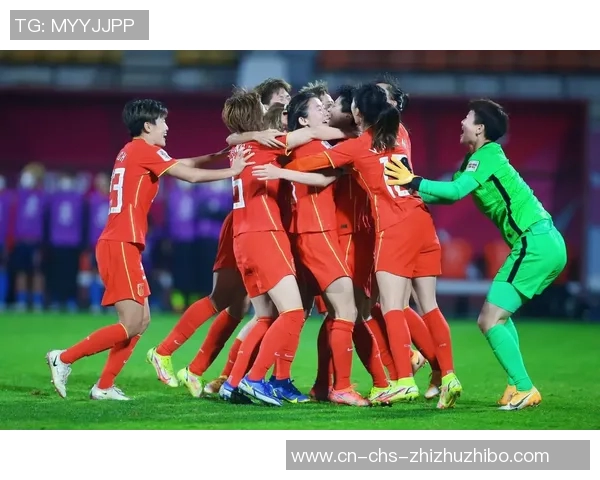 中国女足在紧张备战之余欣赏中甲精彩对决展现足球热情与团结精神